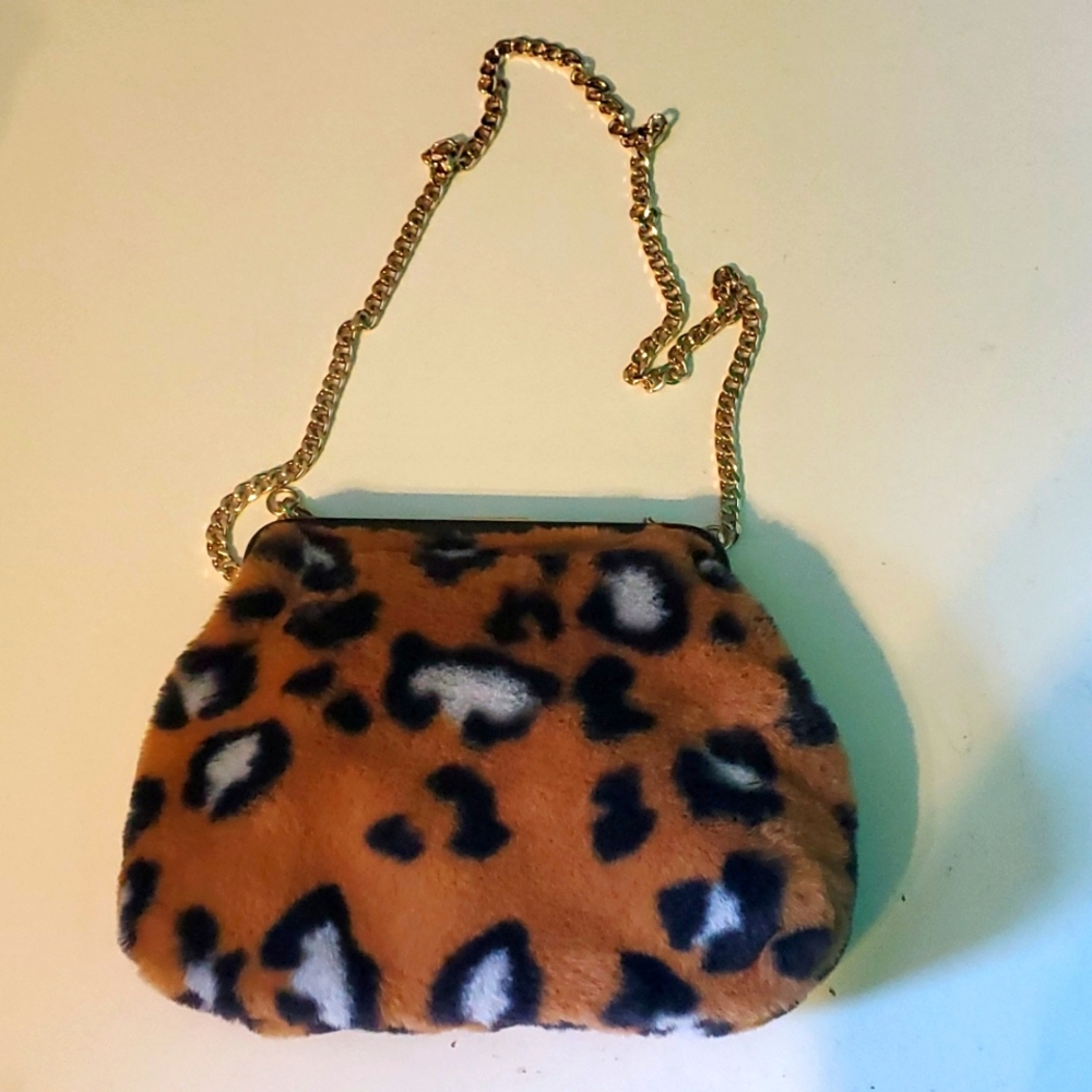 NWOT Zara fuzzy leopard 🐆 puse with gold tone chain strap